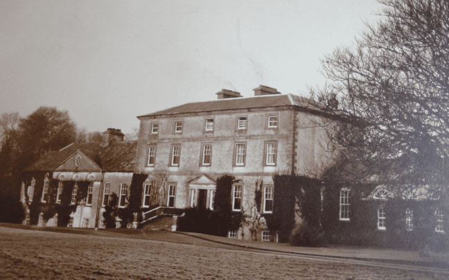 A black and white photograph of Castlehackett House prior to it's destruction in 1923.